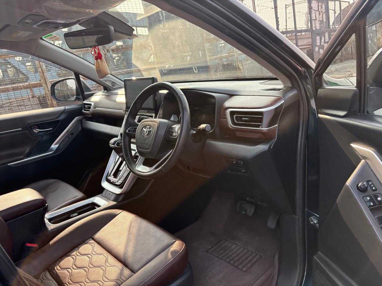 Toyota  Innova Hycross